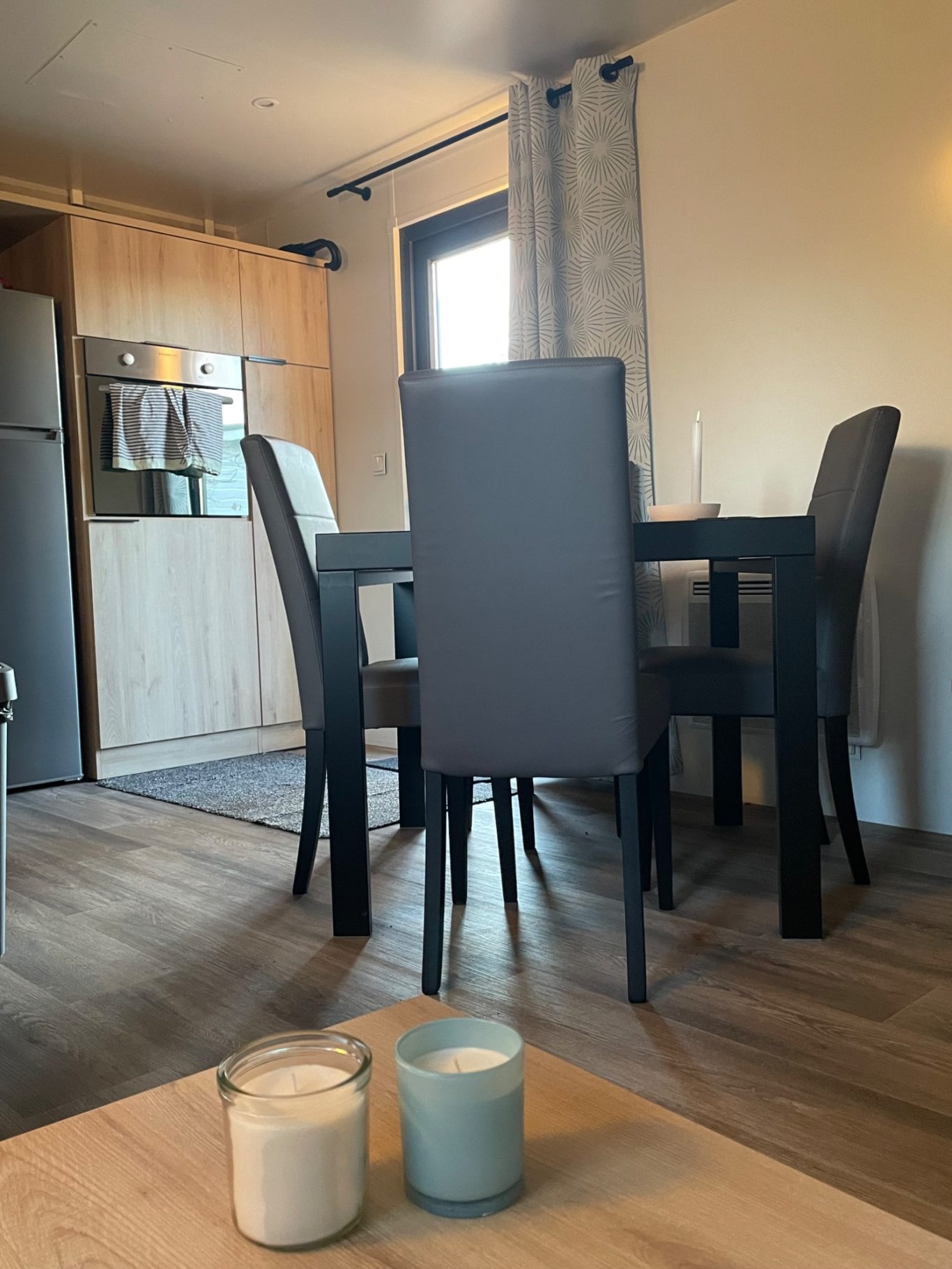 Essbereich Moderner Essbereich mit schwarzem Tisch, Stühlen und zwei Kerzen auf einem Tisch.