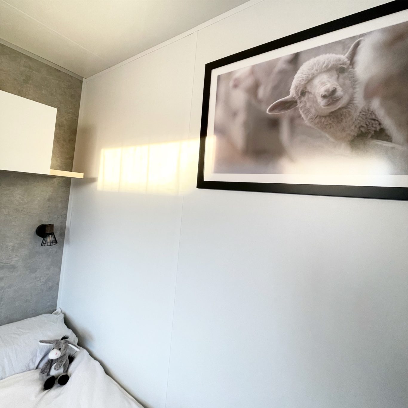 Schlafzimmer 3 Schafbild in einem modernen Schlafzimmer mit hellem, minimalistischen Design.