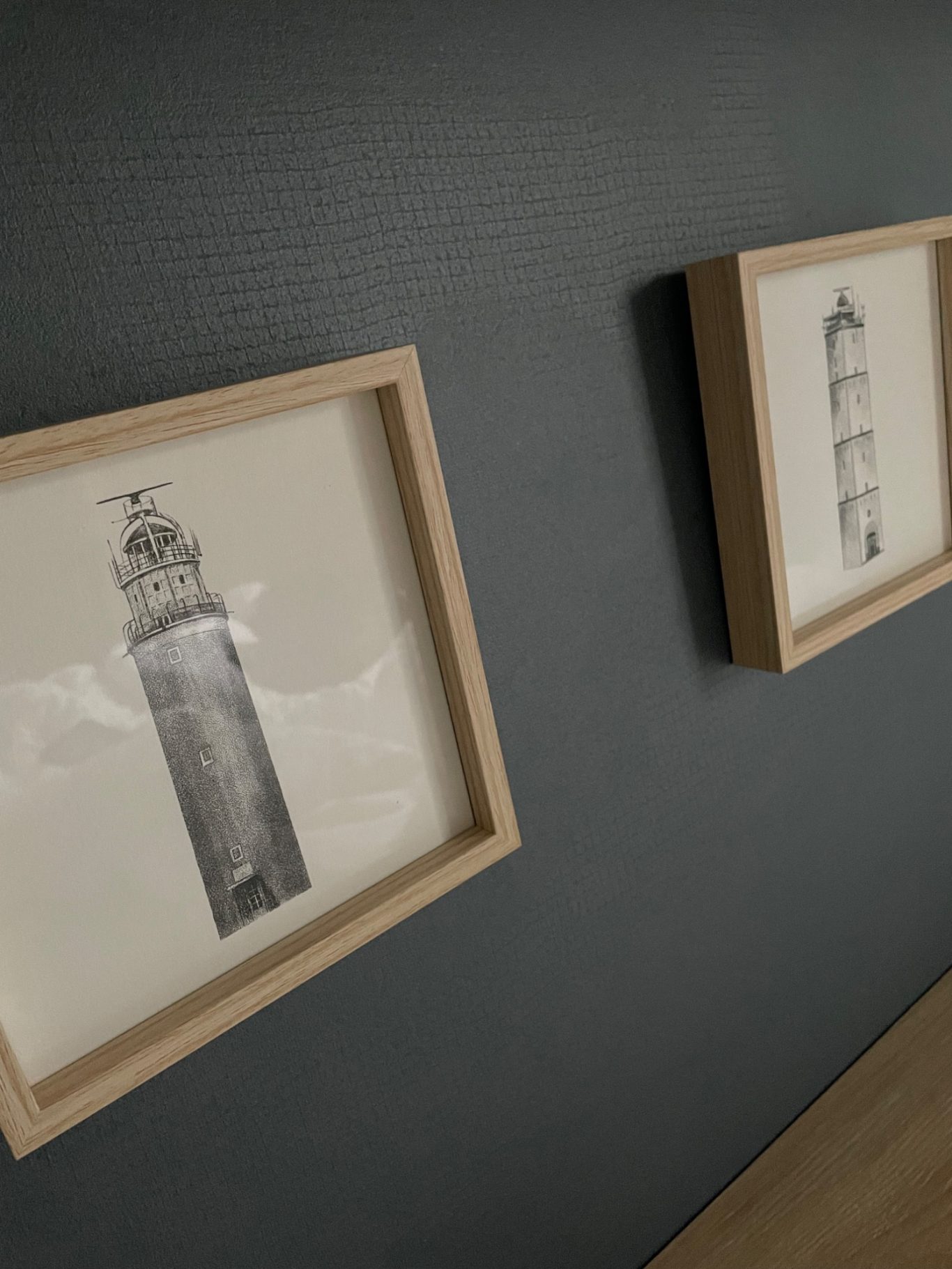 Hauptschlafzimmer Zwei gerahmte Grafiken an einer Wand, eine zeigt einen Turm.