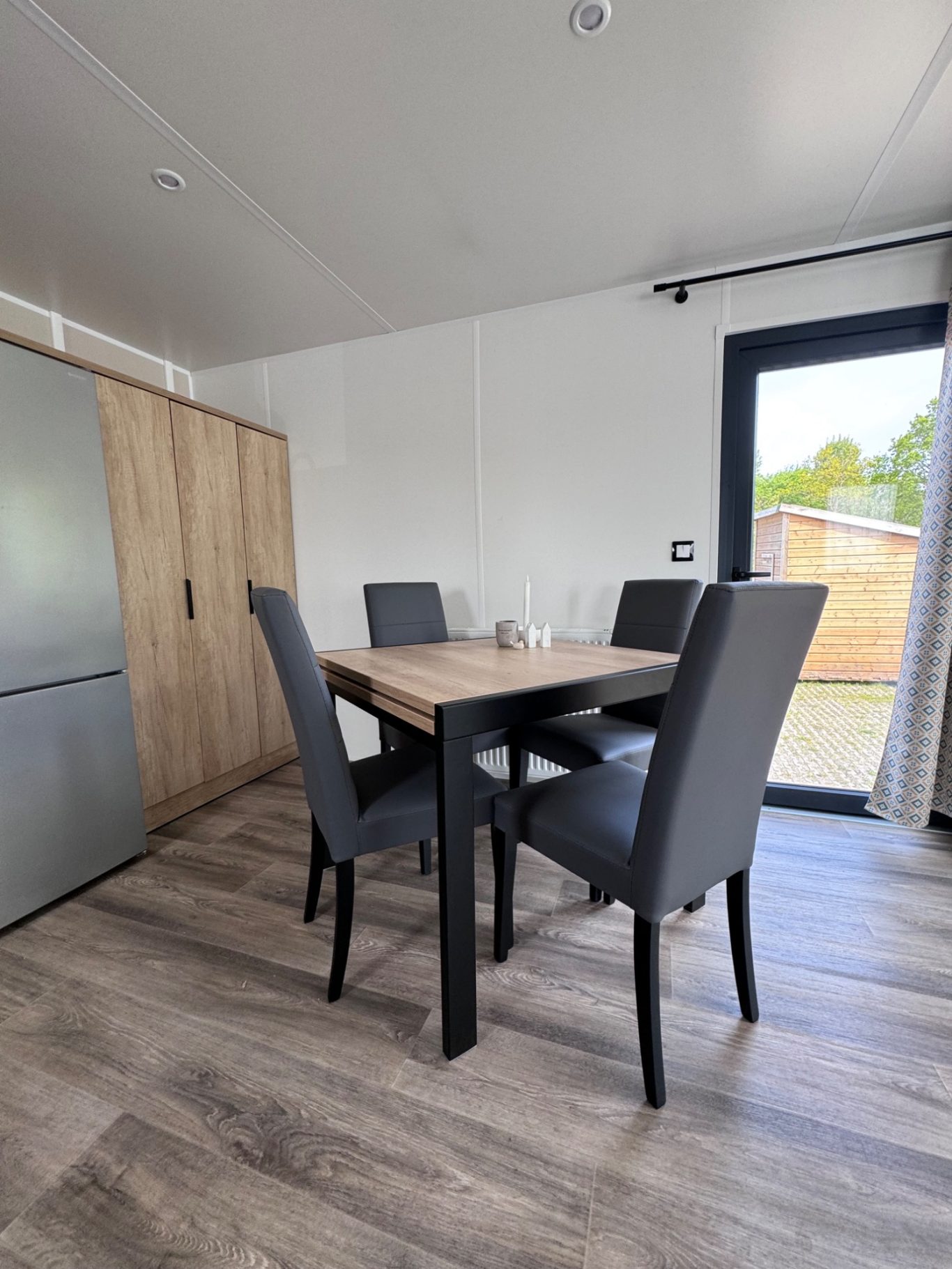 Essbereich Modern Essbereich mit einem Tisch und vier Stühlen, Holzfußboden und Fensterblick.