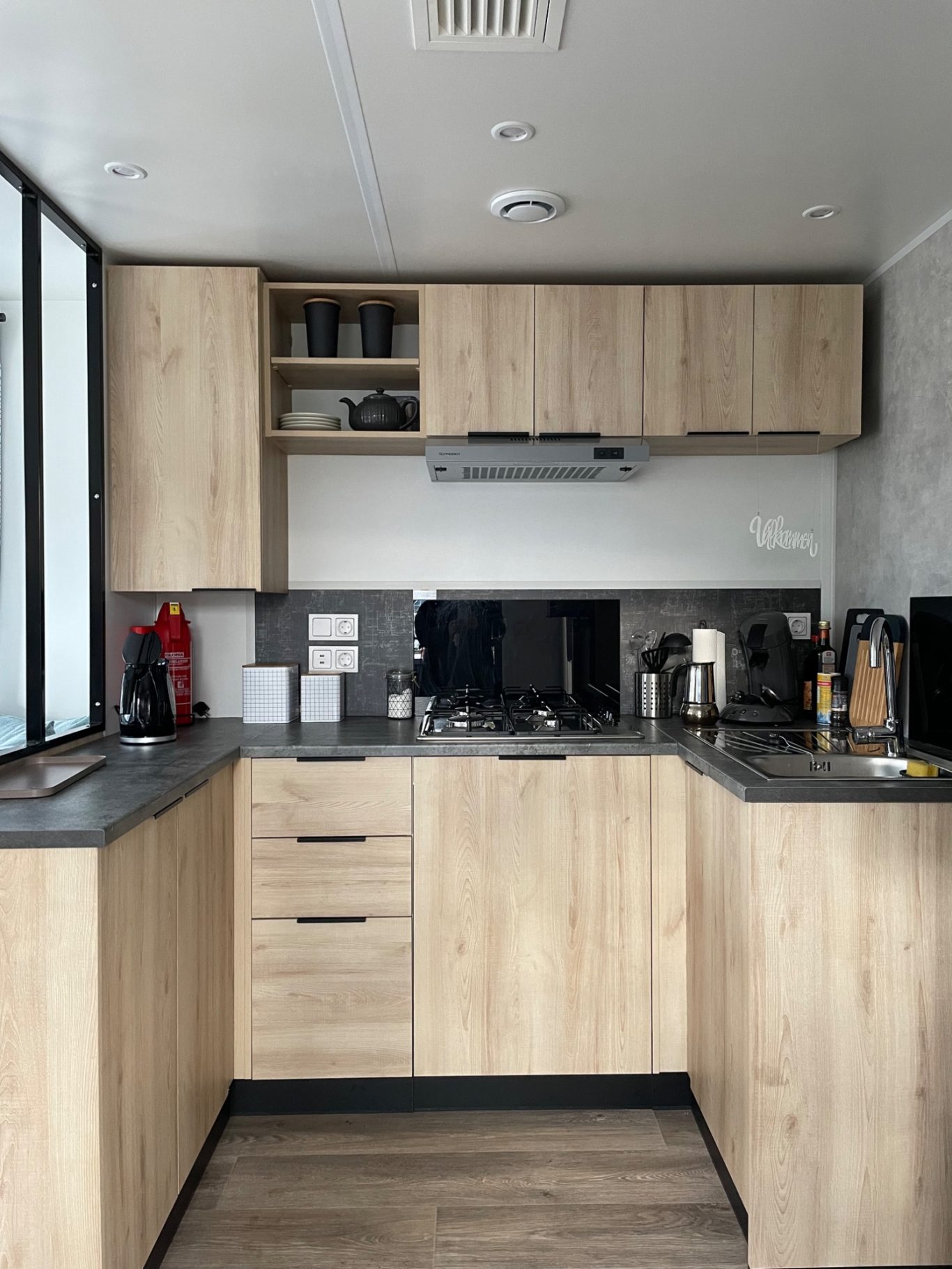 Küche Moderne Küchenzeile mit holzfarbenen Schränken und Edelstahlgeräten.