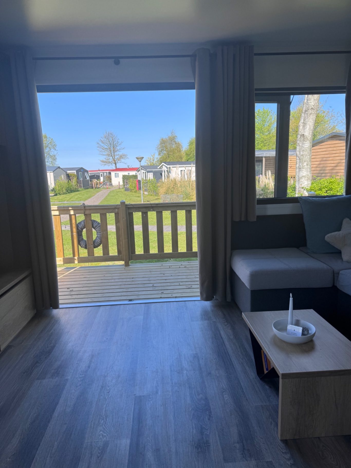 Blick aus dem Wohnraum Helles Wohnzimmer mit Zugang zur Terrasse und Blick auf den Garten.